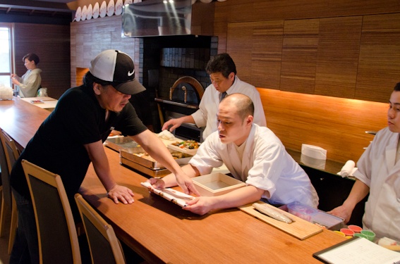 <b>お店の方と手短かに撮影打ち合わせ</b>