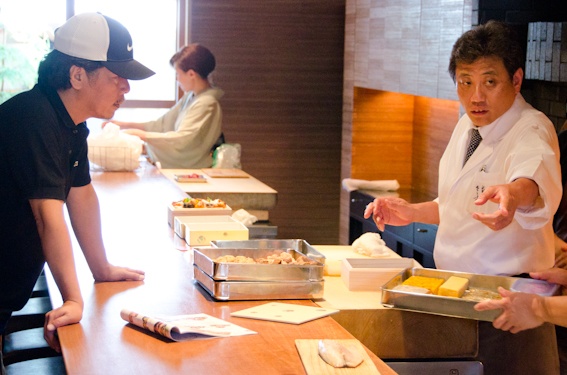 <b>その間にも佐々木さんは若い衆に指示を出していく</b>