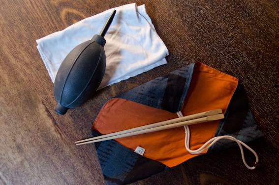 <b>三種の神器のブロアー、クロス、そして大活躍のハリーMy箸。コレがないと撮影はできない必需品</b>