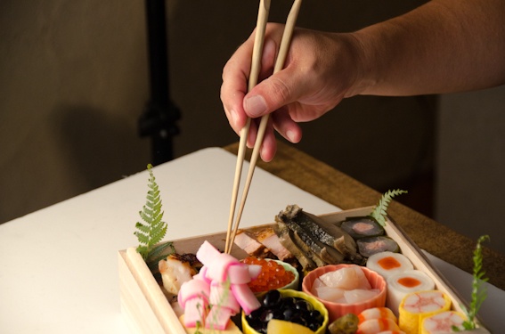 <b>ハリーMy箸の技が素早くお重の中の一品一品達をモデルに例えるならメイクアップするように整えていく</b>