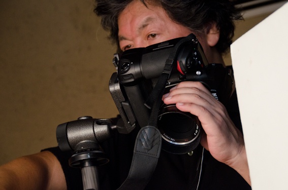 <b>D700にはニコンマウントのカールツァイス・マクロプラナーT* 50mm F2はデジタルではこれが抜群にヌケがよいとのことで愛用している</b>