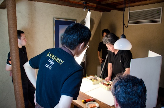 <b>佐々木さんが進行を確認にくると、現場のスタッフ達に緊張が走った</b>