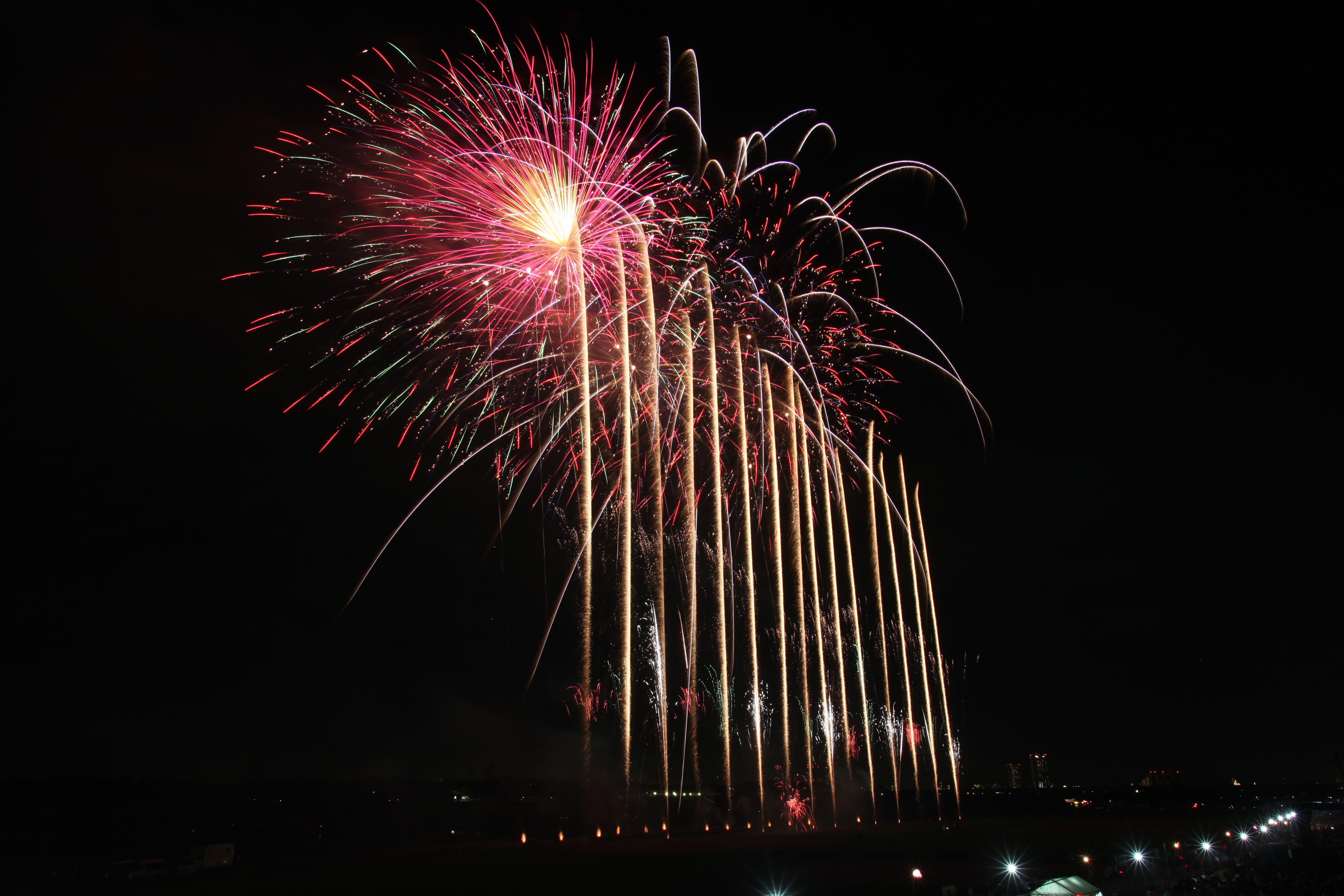横位置で周囲の雰囲気を入れると風景的に画面をまとめることができるため、いちばんオーソドックスな画面構成といえる。初めて花火を撮影する人や花火撮影に慣れていない人は、まずここから始めてみよう<br>EOS 5D Mark II / EF 17-35mm F2.8 L USM / 約5.3MB / 5,616×3,744 / 15秒 / F16 / 0EV / ISO100 / 26mm