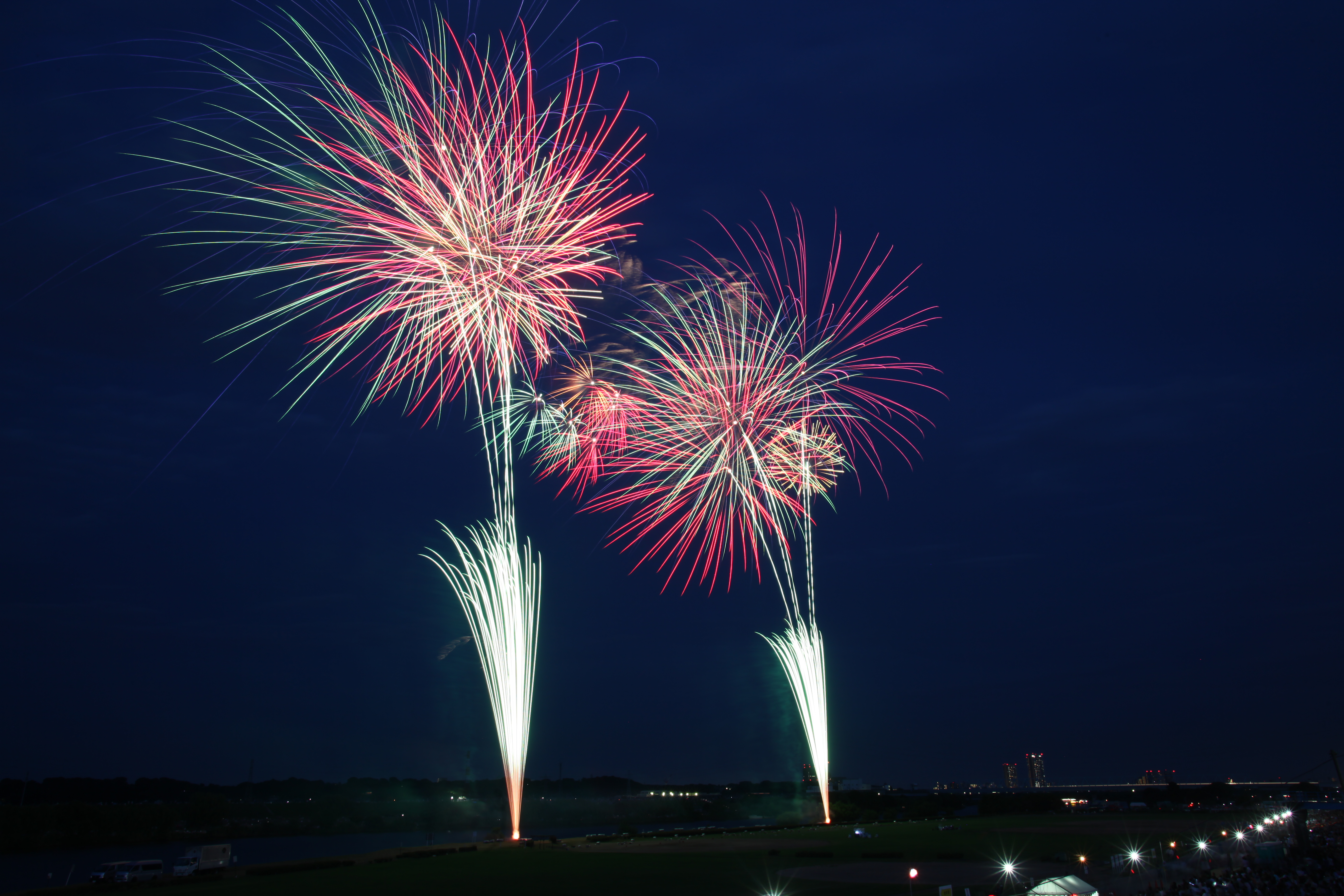 大きな花火大会では打ち上げ場所が左右に広がっていることが多い。プログラムによっては打ち上げ場所をフルに使うので、ワイドに展開する演目は横位置で撮影してみよう<br>EOS 5D Mark II / EF 17-35mm F2.8 L USM / 約5.7MB / 5,616×3,744 / 15秒 / F16 / 0EV / ISO100 / 26mm