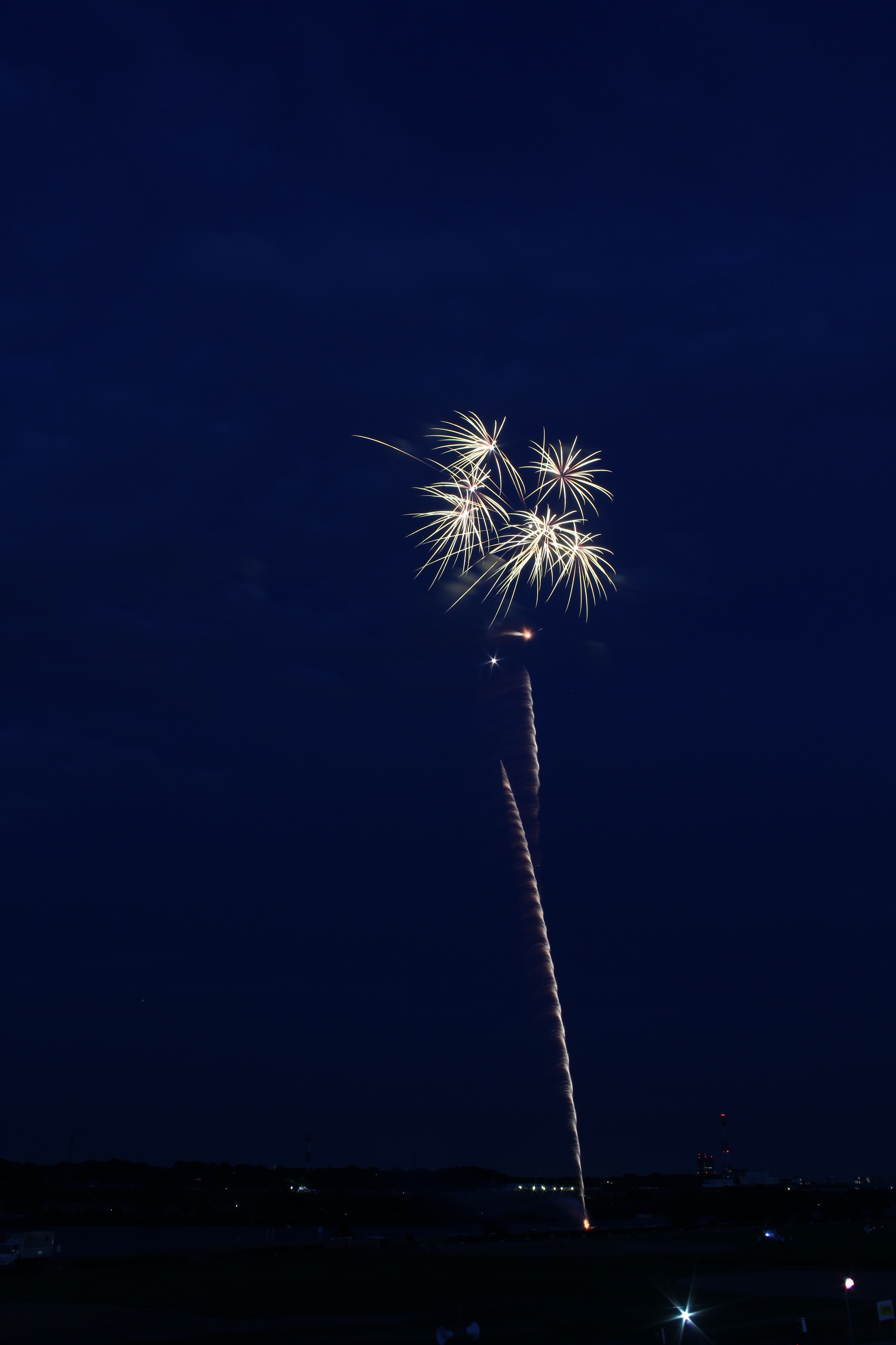 【失敗】露光時間が短かったため花火が画面に少なく、露出アンダーになってしまった<br>EOS Kiss X5 / EF-S 18-55mm F3.5-5.6 IS II / 約3.2MB / 3,456×5,184 / 4秒 / F11 / 0EV / ISO100 / 18mm