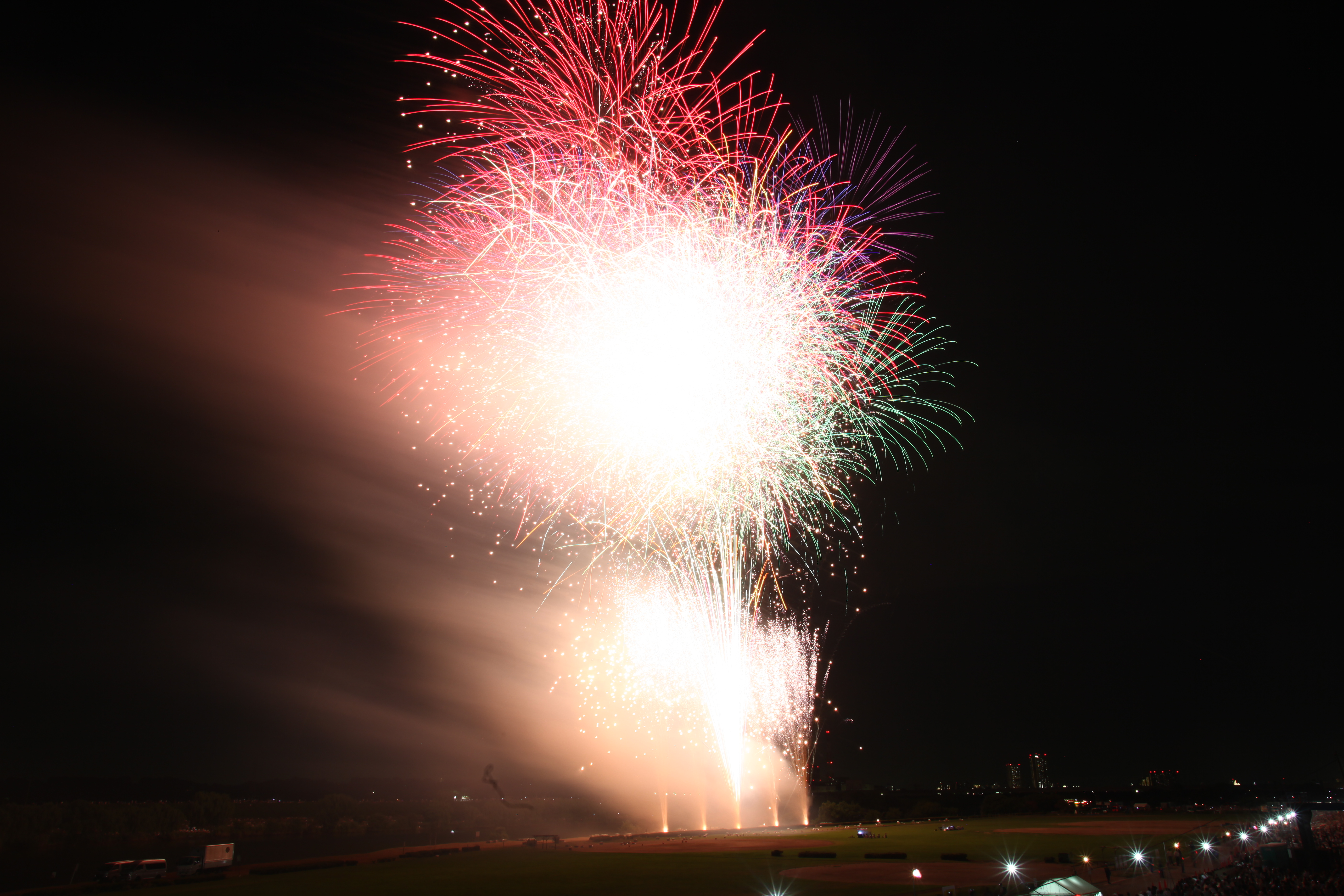 花火の煙は、撮影時の天候や花火の種類によっても違いがあるので一概にはいえないが、同じ場所に連発で打ち上がるものは、煙が多くなってしまう。煙が多いと影響で露出オーバーになるので注意しよう<br>EOS 5D Mark II / EF 17-35mm F2.8 L USM / 約5.7MB / 5,616×3,744 / 15秒 / F16 / 0EV / ISO100 / 26mm
