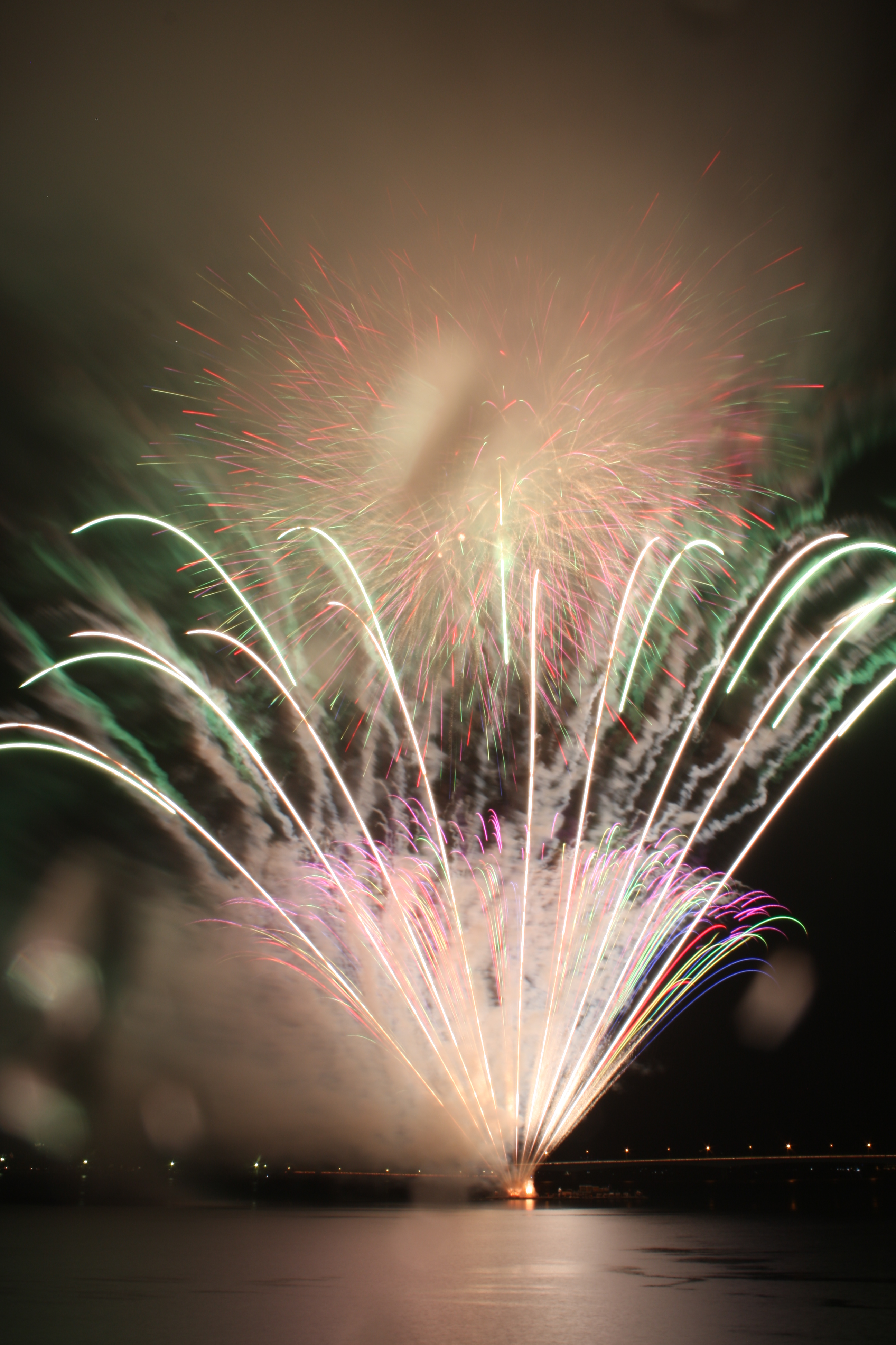 レンズに付いた水滴を拭き取ったが、しっかりと拭き取りきれていなく、さらにまた水滴が付いてしまい、不鮮明な写真になってしまった<br>EOS 40D / EF-S 18-55mm F3.5-5.6 IS / 約2.7MB / 2,592×3,888 / 8秒 / F16 / 0EV / ISO100 / 18mm