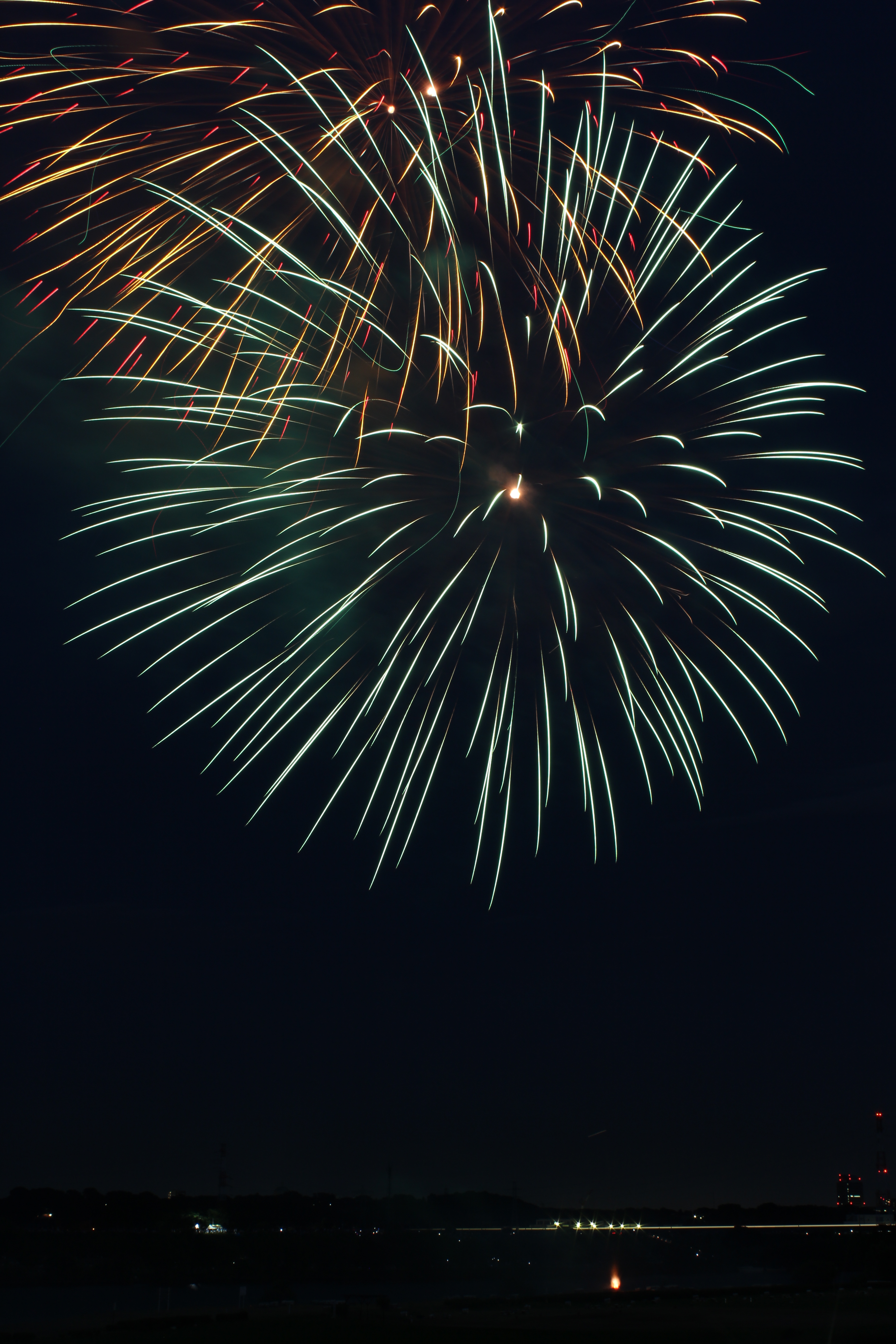 【失敗】写真は15秒露光した。画面の中の花火の大きさはいいのだが、花火が写っている数が少なく、暗いイメージになってしまった<br>EOS Kiss X5 / EF-S 18-55mm F3.5-5.6 IS II / 約4.7MB / 3,456×5,184 / 15秒 / F16 / 0EV / ISO100 / 30mm