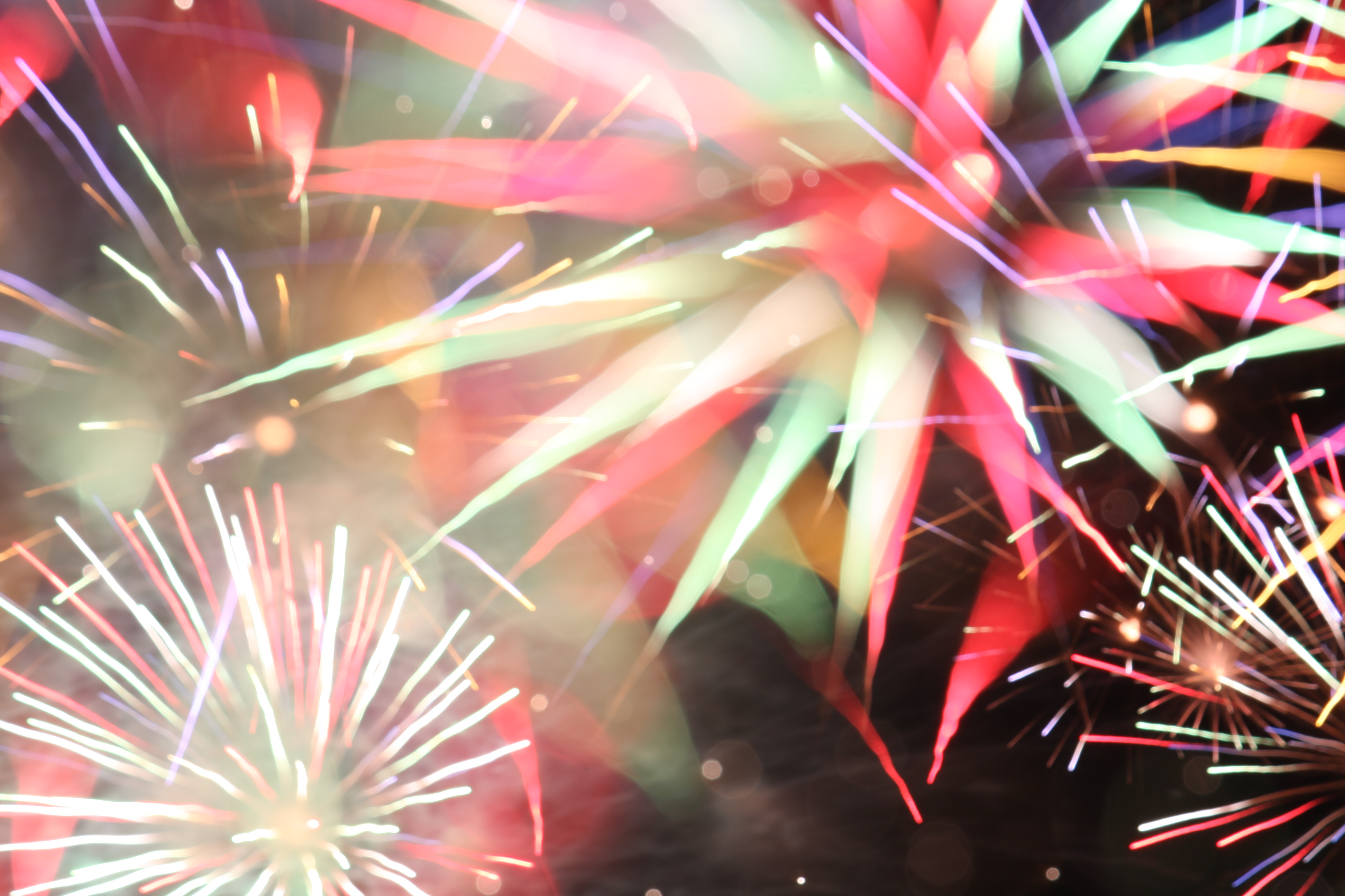 【成功】いくつかの花火が画面に入ると、花火が開くタイミングや位置によってビントのボケが変わり、いろいろな太さの光跡を写すことができた。写真はさらに色とりどりに光る花火だったのでカラフルでファンタジックな雰囲気で撮ることができた<br>EOS 40D / EF-S 55-250mm F4-5.6 IS / 約2.5MB / 3,888×2,592 / 1秒 / F11 / 0EV / ISO100 / 171mm