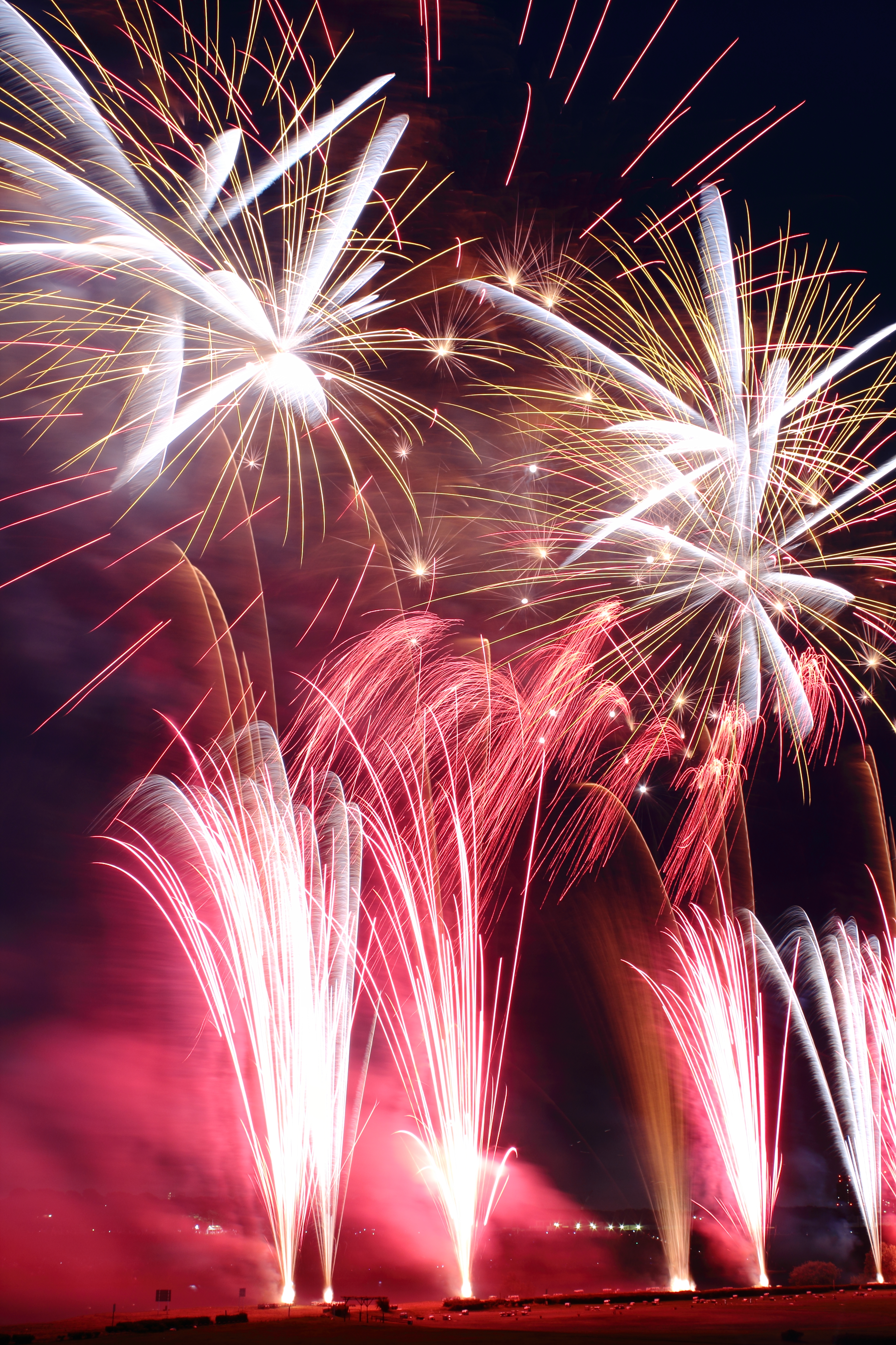 【成功】写真はバルブで、シャッターを109秒間開け、その間の途中で画面に入れる花火を選び、レンズ前に黒いうちわをかざしたりはずしたりしながら撮影した<br>EOS Kiss X5 / EF-S 18-55mm F3.5-5.6 IS II / 約13.6MB / 3,456×5,184 / 109秒 / F11 / 0EV / ISO100 / 30mm