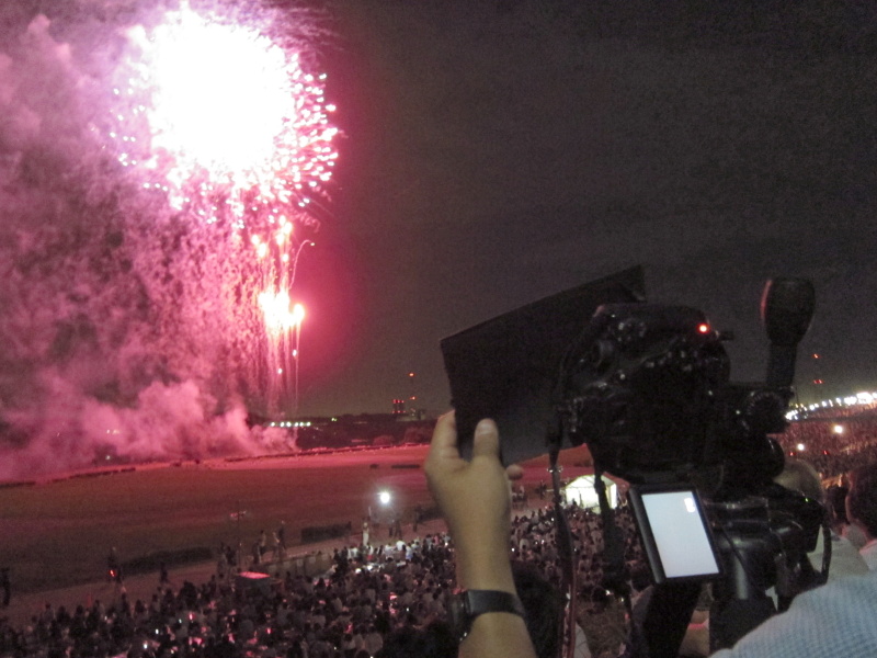 板状にした黒い紙を使用しているところ