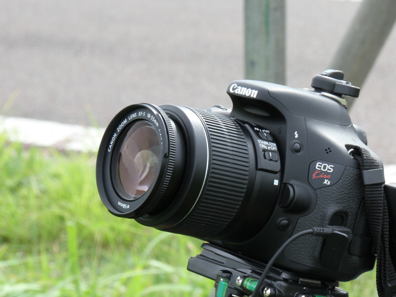 EOS Kiss X5にダブルズームキットのEF-S 18-55mm F3.5-5.6 IS II（左）とEF-S 55-250mm F4-5.6 IS（右）を装着したところ