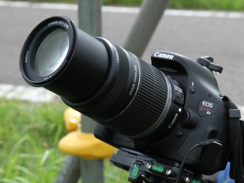 EOS Kiss X5にダブルズームキットのEF-S 18-55mm F3.5-5.6 IS II（左）とEF-S 55-250mm F4-5.6 IS（右）を装着したところ