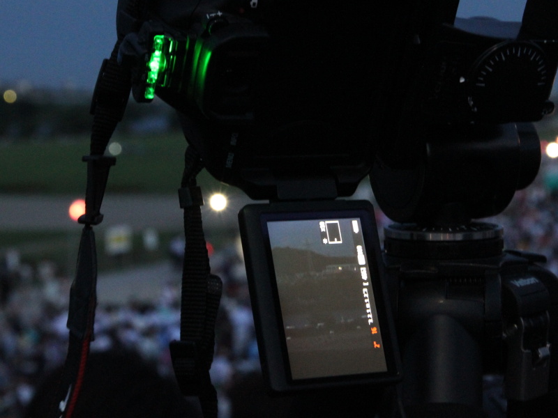 縦位置にも対応。緑に光って水平を知らせる。暗所でも視認性はよい