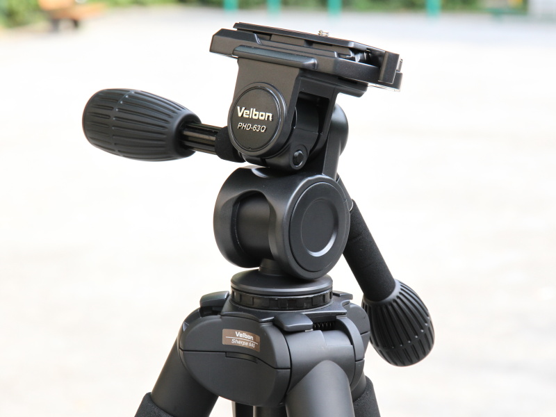重量級一眼レフカメラにも対応するというベルボン「PHD-63Q」は、伸縮式のサイドティルトハンドルを採用。操作性と携行性への配慮を感じる（写真はいずれもハンドルを伸ばした状態）