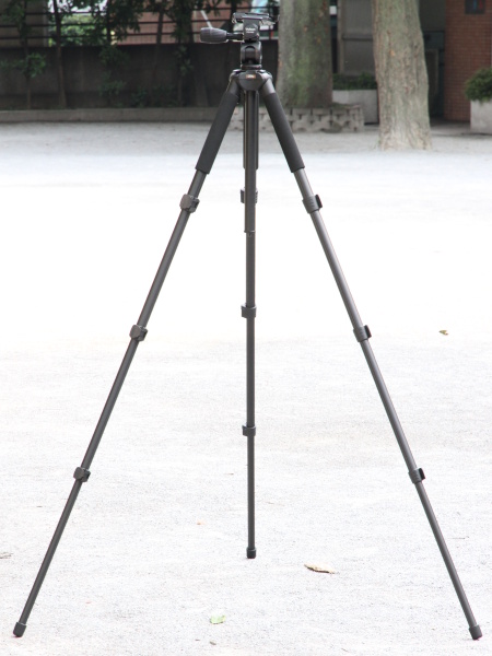 「シェルパ645」は最大脚径29mmの4段アルミ三脚。全高はエレベーターを下げた状態で149.2cm、最大高は184cmになる。縮長は60cm。重量は2,540g。カメラ量販店での実勢価格は2万5,800円前後