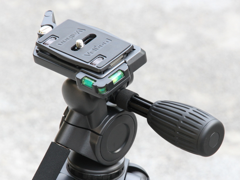 重量級一眼レフカメラにも対応するというベルボン「PHD-63Q」は、伸縮式のサイドティルトハンドルを採用。操作性と携行性への配慮を感じる（写真はいずれもハンドルを伸ばした状態）