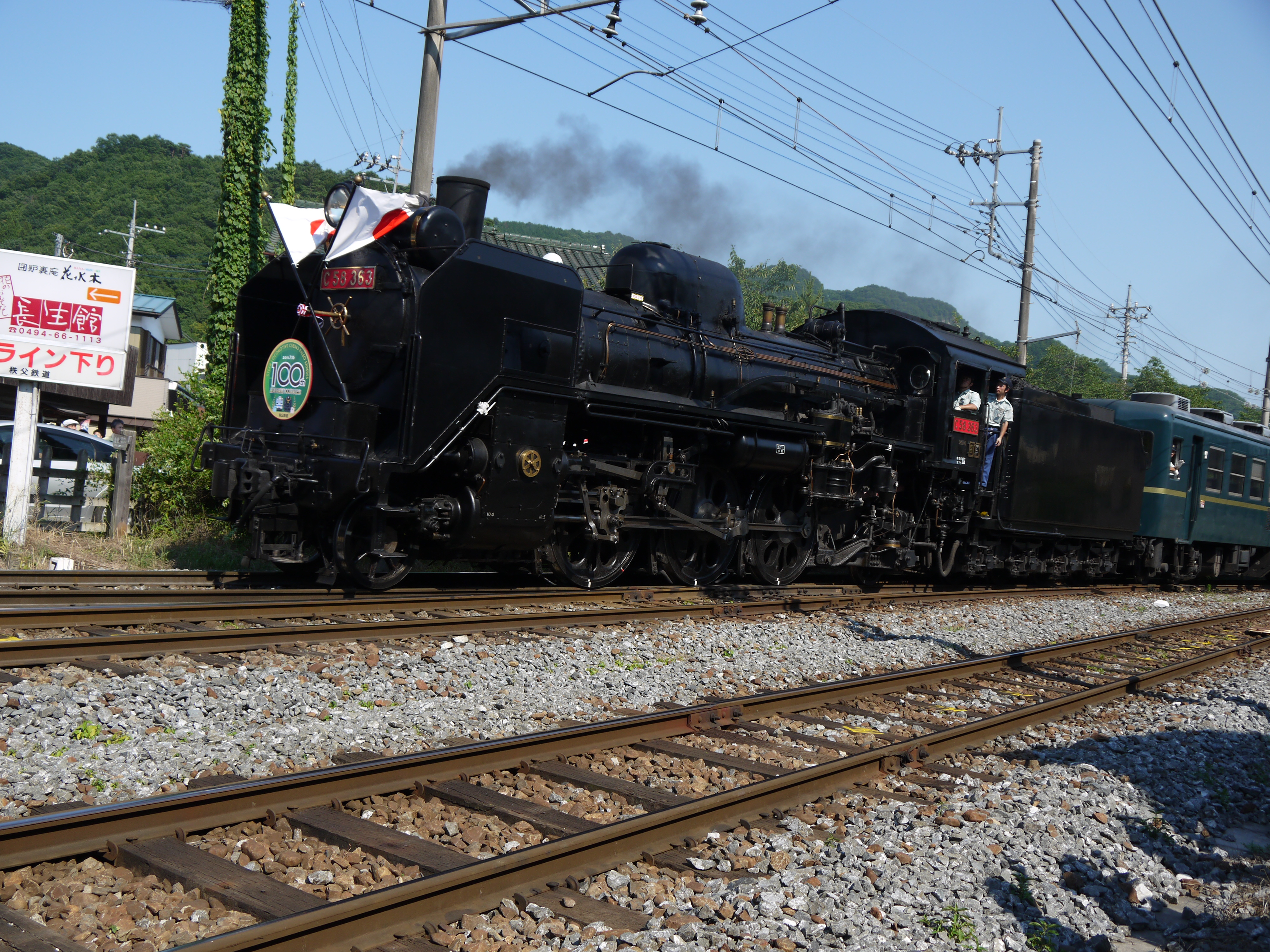 <b>今年は長瀞駅開業100周年。SL「パレオエクスプレス」も記念ヘッドマークをつけて走っていました。タッチでピントを合わせられると動き物の撮影に便利! DMC-GF3 / LUMIX G VARIO 14-42mm F3.5-5.6 ASPH. MEGA O.I.S. / 4,000×3,000 / 1/640秒 / F5.6 / 0EV / ISO160 / 絞り優先AE / WB:オート / 18mm</b>