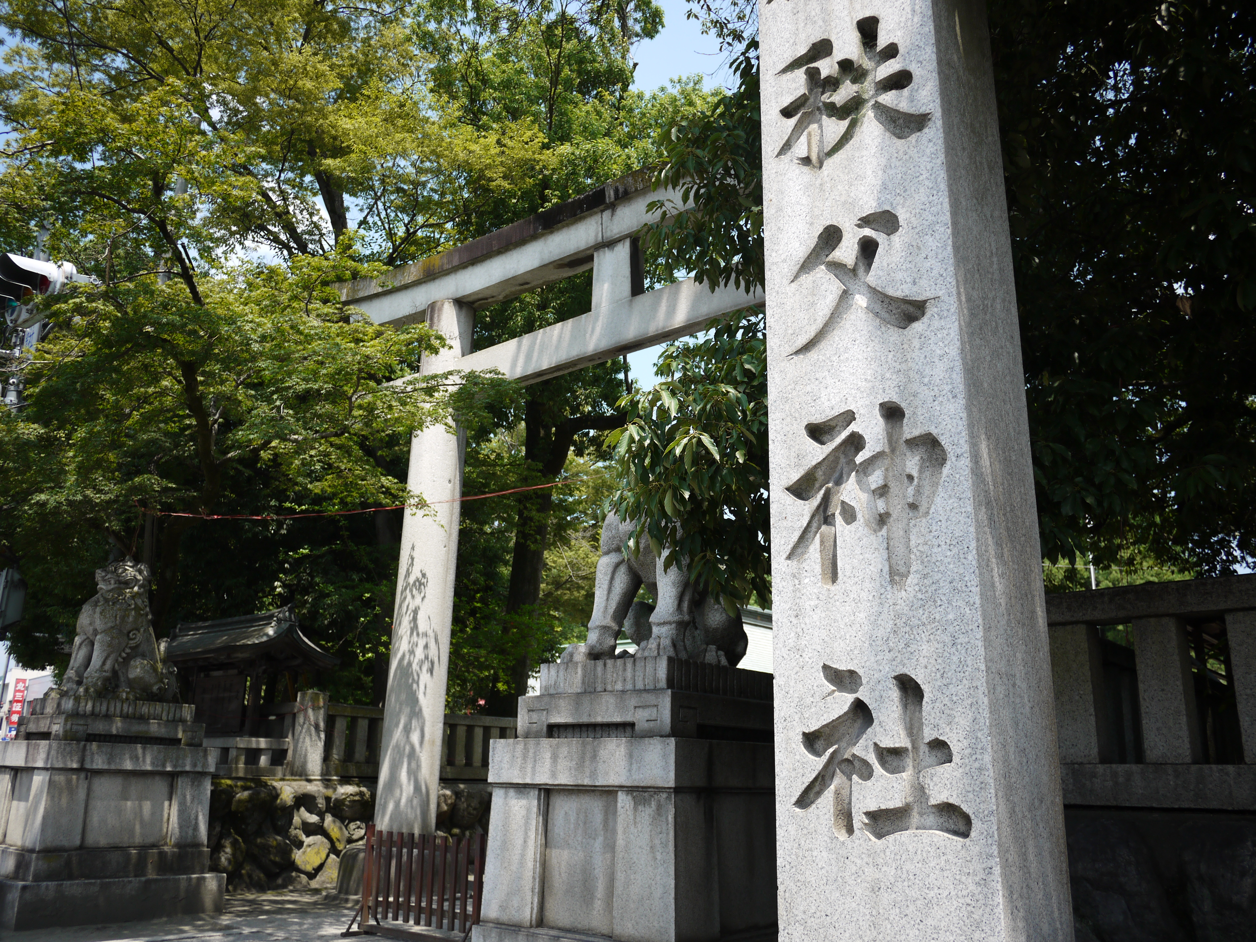 <b>埼玉のパワースポット「秩父神社」南門の一の鳥居。ぎらつく太陽と木陰のコントラストの高い被写体でしたが、ほぼ見たままの色を得られました。DMC-GF3 / LUMIX G 14mm F2.5 ASPH. / 4,000×3,000 / 1/1000秒 / F3.2 / 0EV / ISO160 / プログラム / WB:オート / 14mm</b>