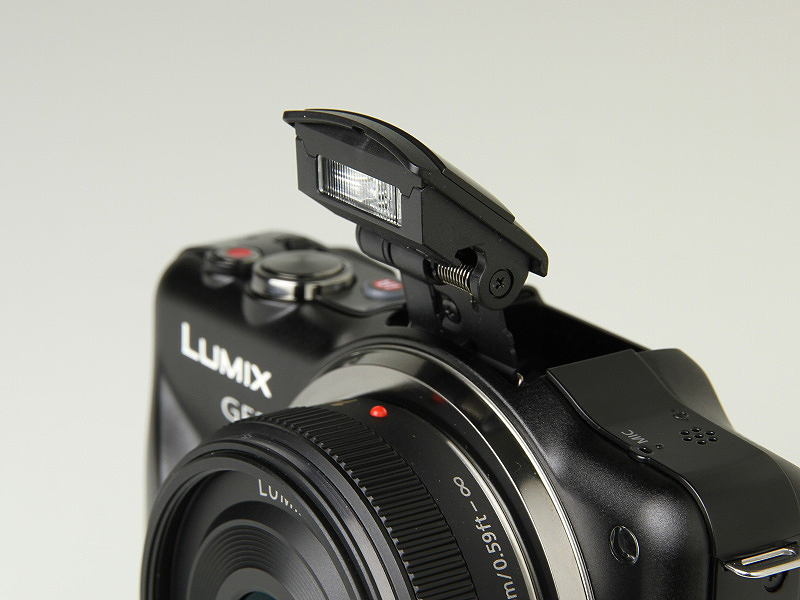 <b>アクセサリーシューは非搭載になったが、ポップアップストロボは継承</b>