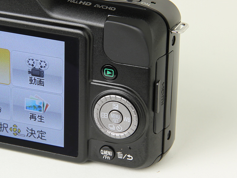 <b>背面には十字キーを兼ねるコントロールダイヤルを新設</b>