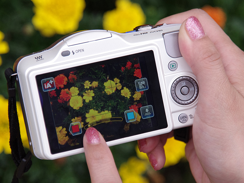 <b>スライドバーでボケ量を変更できる「タッチぼかしコントロール」も引き続き搭載</b>