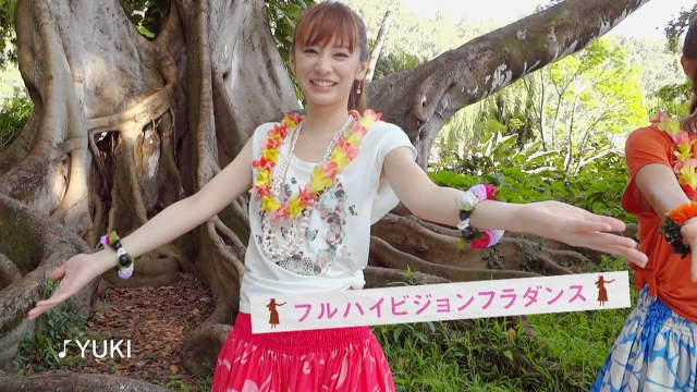 <b>新CMでフラダンスを披露する北川景子さん</b>