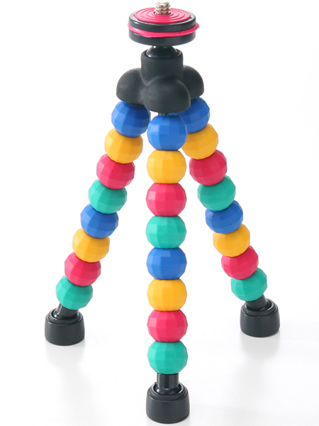 <b>デジカメを巻きつけて固定できて意外と落ちないデジカメ三脚200-CAM014シリーズ。カラフル（左）とピンク（右）</b>