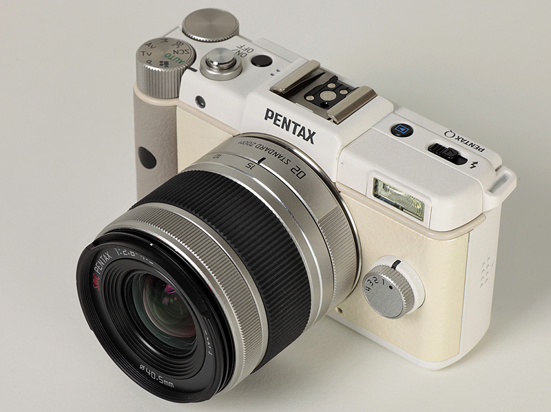 <b>PENTAX-02 STANDARD ZOOMを装着したPENTAX Q（フィルターは非装着）</b>