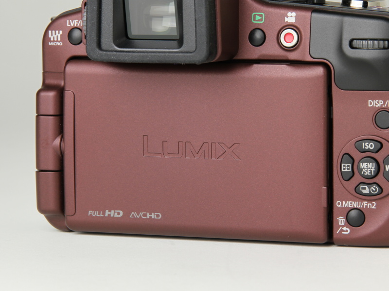 <b>フリーアングル式モニターもDMC-G2から受け継いだ特徴。3:2の3型約46万ドットの液晶モニターを備える</b>