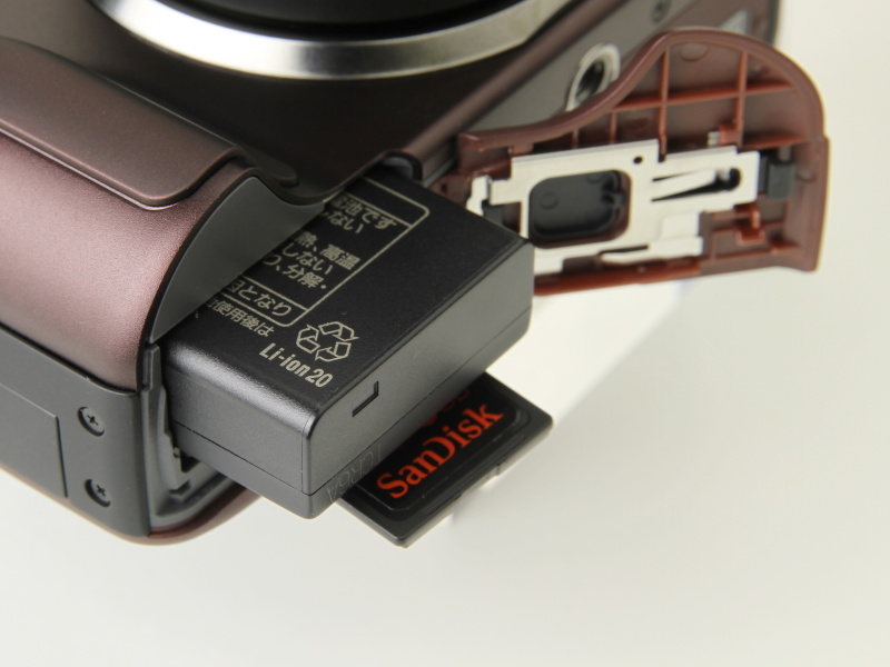 <b>バッテリーはDMC-G2と異なり、DMC-GF2と共通の「DMW-BLD10」。記録メディアはSDXCメモリーカードに対応</b>