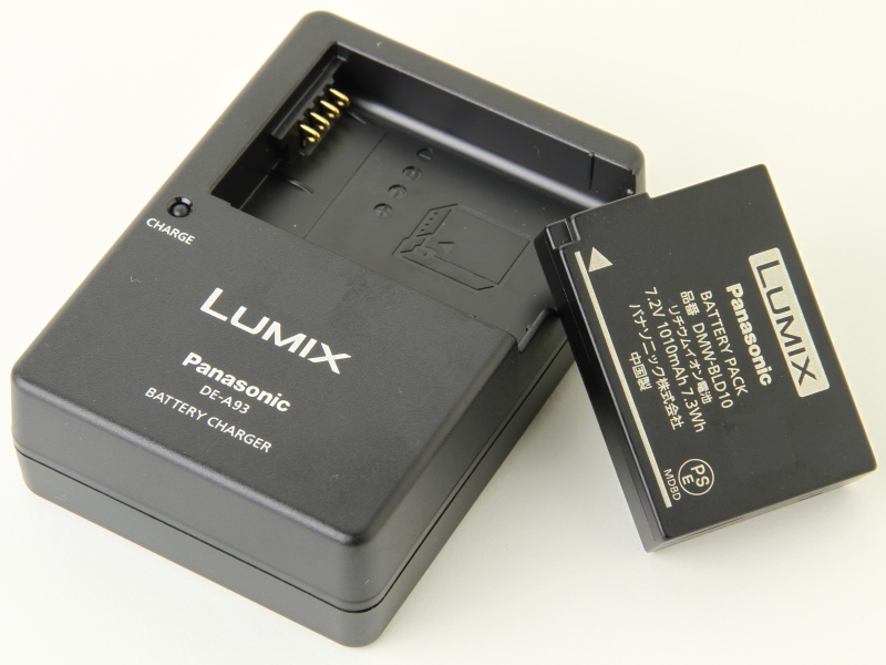 <b>バッテリーはDMC-G2と異なり、DMC-GF2と共通の「DMW-BLD10」。記録メディアはSDXCメモリーカードに対応</b>