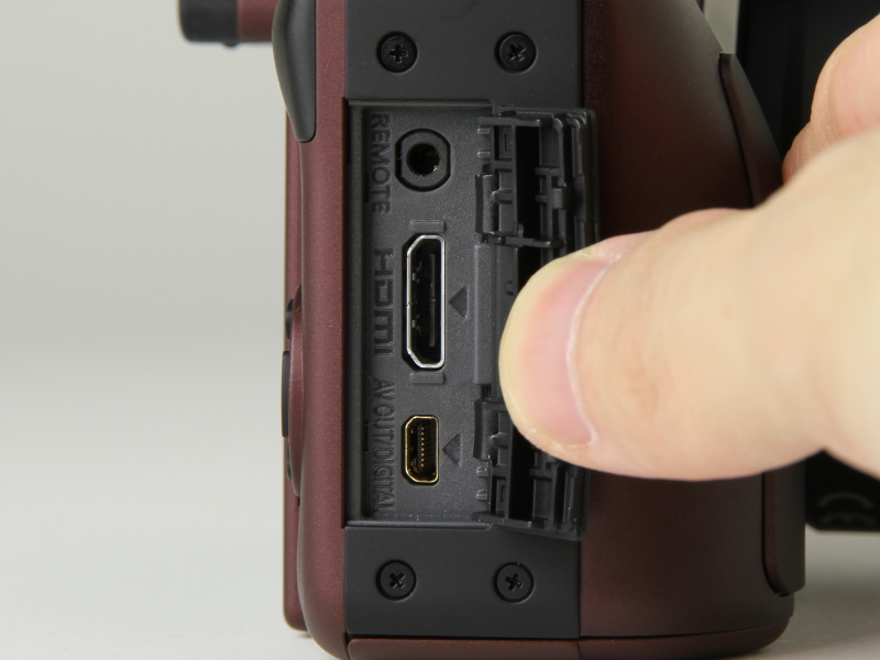 <b>側面の端子類。上からリモート端子、HDMI端子、AV/USB端子</b>