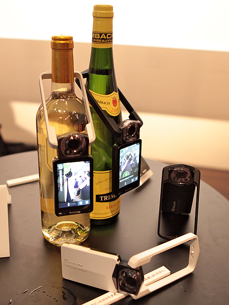 <b>EXILIM EX-TR100。ワインのボトルに掛けて撮影する提案をしていた</b>