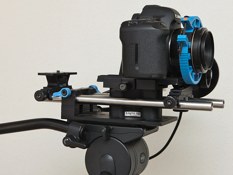 <b>フォローフォーカスを装着した場合、このように台座のぶん重心高が上がる。これはカウンターバランス機構から見ると、積載物の重量が増すことに相当する</b>