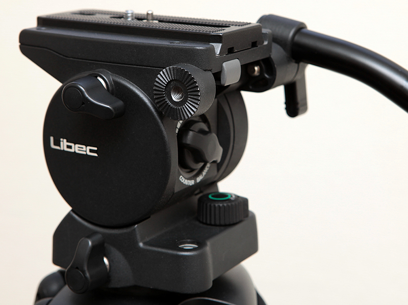 <b>雲台の背面から見て左サイドにはチルトロックレバー（上）とパンロックレバー（下）を備える</b>