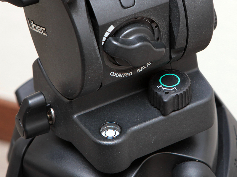 <b>パンのトルクの強さは、雲台背面の緑のリングのレバーで切替える（左写真）。一方、チルトのトルクは右サイドにあるレバーで切替えられる（右写真）。それぞれ別のトルクにも設定できるが、両方を同じ数字に揃えて使うのが基本だ。右サイドの上にあるレバーはスライドプーレトを固定するためのものだ（右写真）</b>