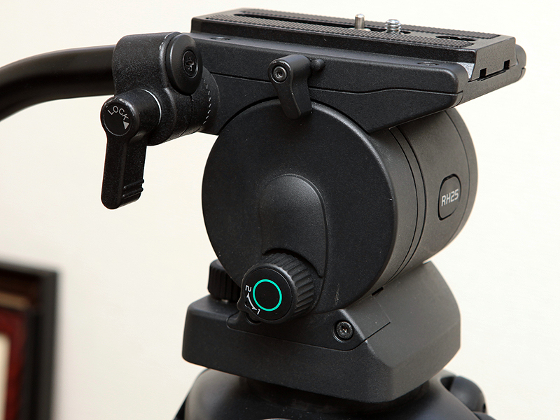 <b>パンのトルクの強さは、雲台背面の緑のリングのレバーで切替える（左写真）。一方、チルトのトルクは右サイドにあるレバーで切替えられる（右写真）。それぞれ別のトルクにも設定できるが、両方を同じ数字に揃えて使うのが基本だ。右サイドの上にあるレバーはスライドプーレトを固定するためのものだ（右写真）</b>