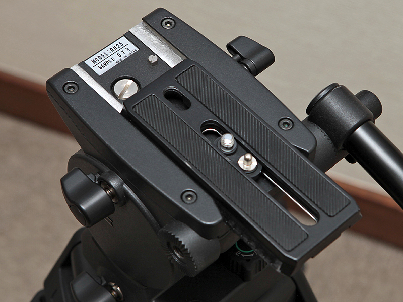 <b>カメラの装着はクイックシュー式。シュープレートが前後に40mmずつスライドできるのに加えて、カメラネジの位置も動かせるため前後バランスの調整範囲が広い</b>