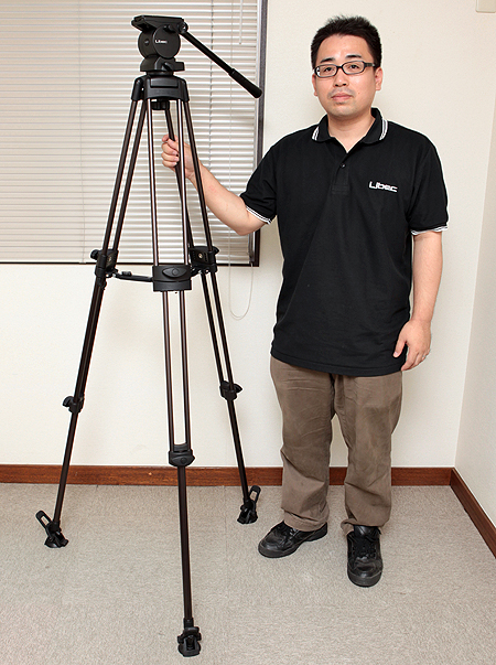 <b>ムービー用三脚はスチル用三脚に比べると見た目も異なり、雲台と脚それぞれに特徴がある</b>