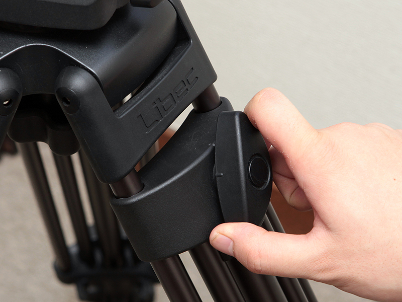 <b>脚のロックは回転式のレバーを採用。跳ね上げ式のレバーよりも操作がしやすいという</b>