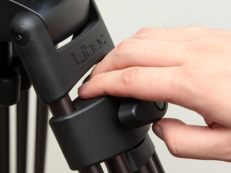 <b>1段目と2段目の脚の間には、収納時に隙間ができるように設計した。指を挟まないための工夫だ</b>