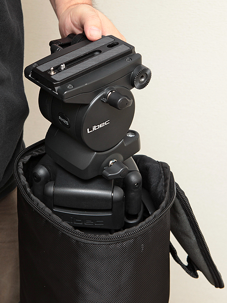 <b>上部を開けるだけで三脚の出し入れが可能</b>