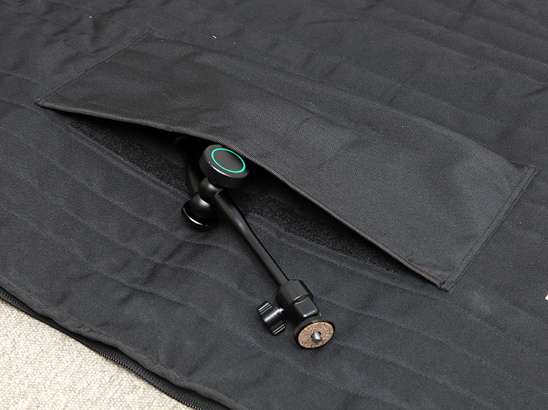 <b>内部にはアクセサリーを収納できるポケットも備える。面ファスナーでとじることが可能</b>