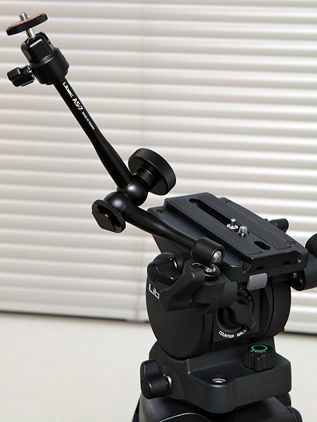 <b>RS-250シリーズに装着したAS-7K。主要パーツは金属製でしっかりした造りだ</b>