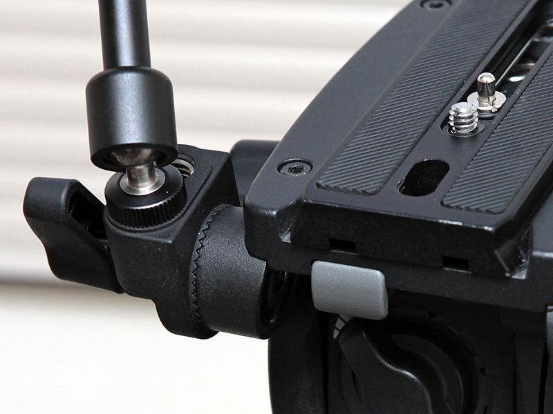 <b>AS-7Kは、雲台の菊座（ギザギザの部分）に装着する。菊座への取り付け位置を調節すれば、アームを出す方向は360度自由に設定できる</b>