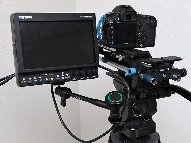 <b>一例だが、このようにより撮影者に近い位置に外部モニターをセッティングすることができる</b>