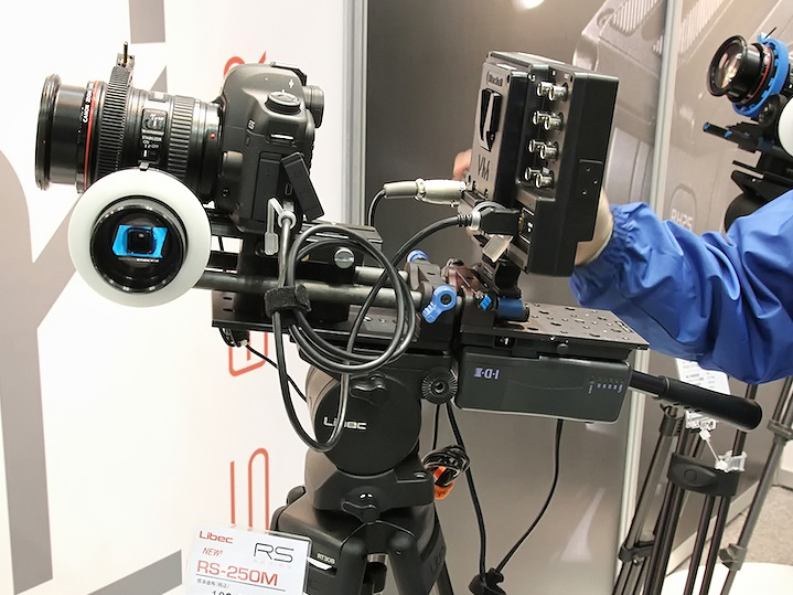 <b>RS-250シリーズはCP+2011でも展示。「デジタル一眼レフカメラで動画を撮る必要に迫られて見に来た、という写真のカメラマンがかなり多く見受けられました」（櫻井氏）</b>