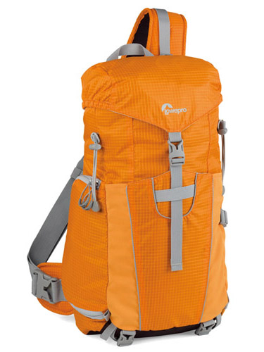 <b>フォトスポートスリング100AW。オレンジ/ライトグレー（左）、ブラック/ライトグレ－（右）</b>