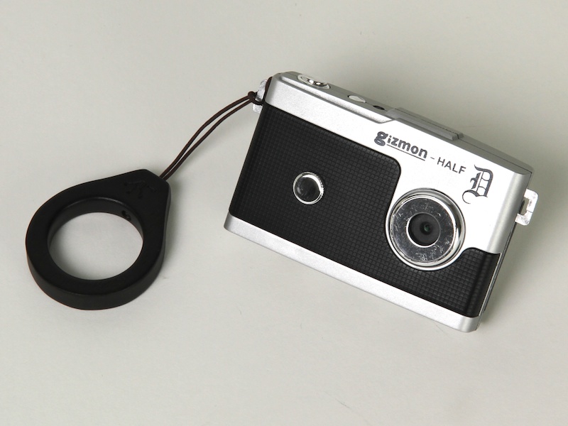 <b>トイテジカメとの相性の良さは抜群。軽いカメラの方がよりマッチするようだ</b>